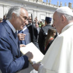 Nella foto (anche in allegato), il professor Antonio Corcione consegna a Papa Francesco l’Impegno contro il dolore dei medici italiani.